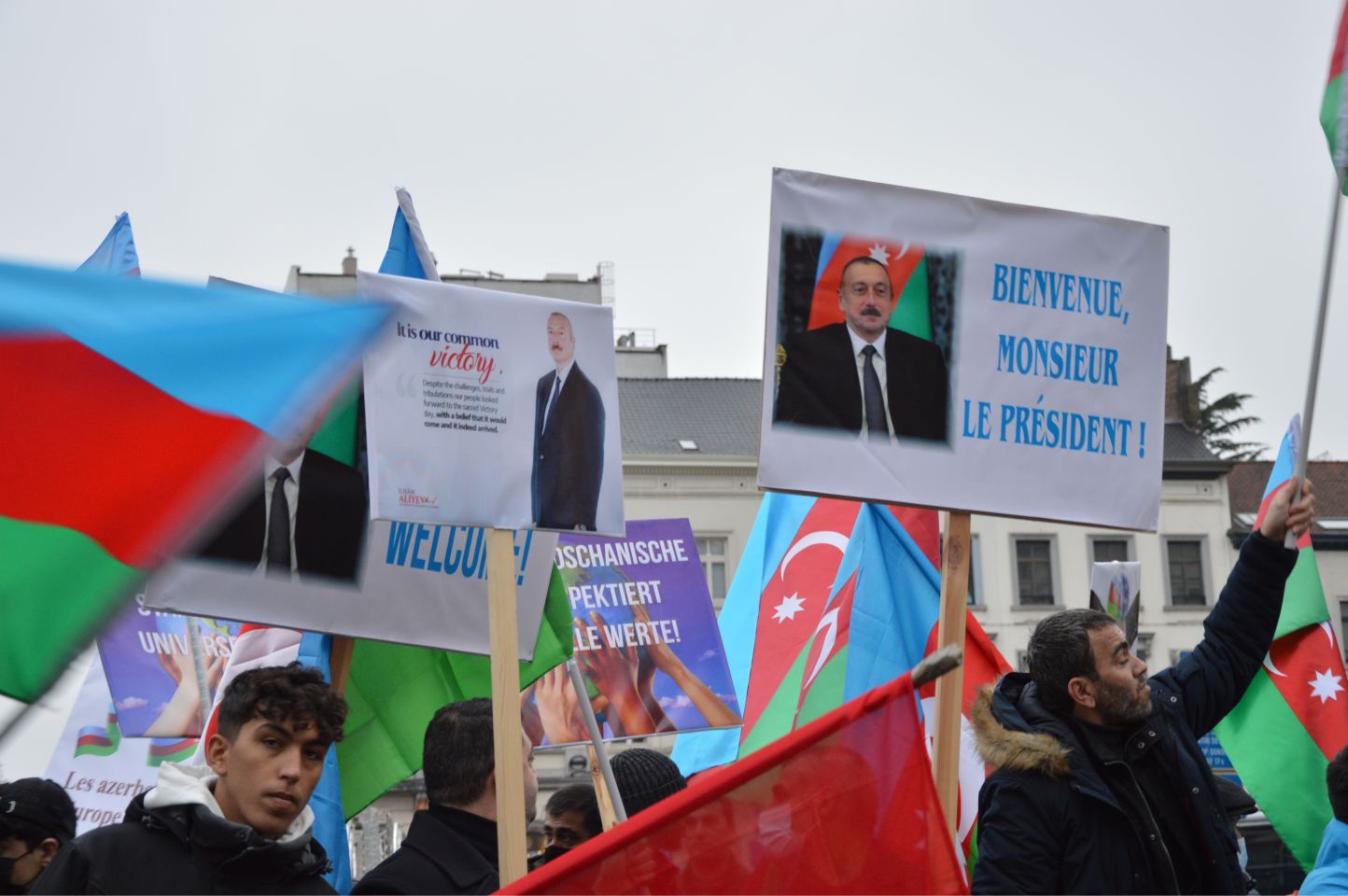 AVRUPALI AZERBAYCANLILAR CUMHURBAŞKANLARI ALİYEV'İ BAYRAKLARIYLA SELAMLADILAR...