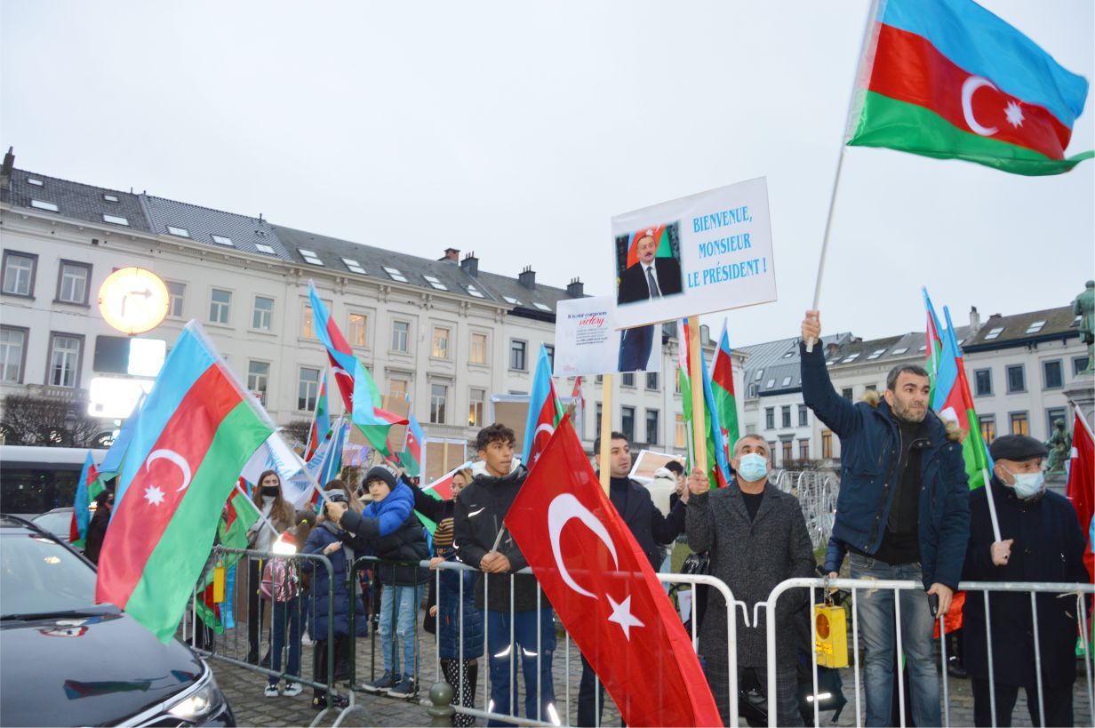 AVRUPALI AZERBAYCANLILAR CUMHURBAŞKANLARI ALİYEV'İ BAYRAKLARIYLA SELAMLADILAR...