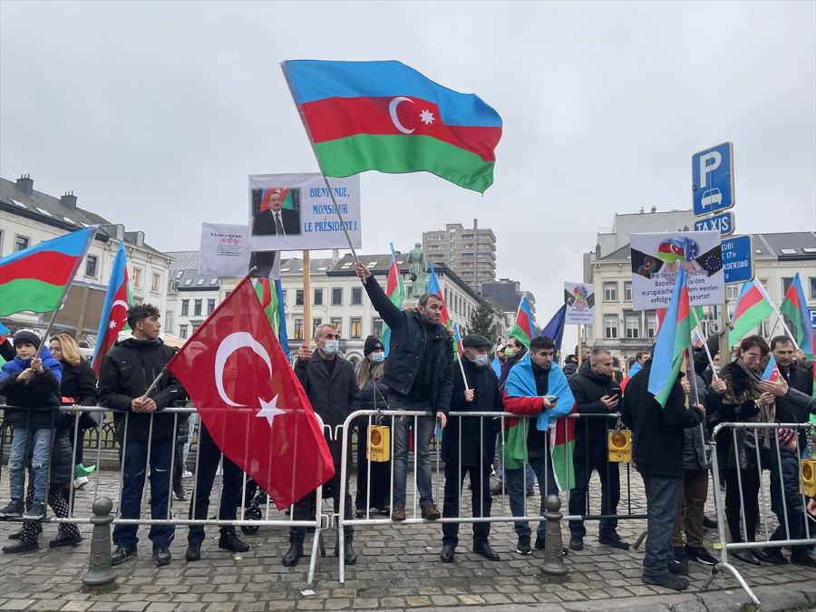 AVRUPALI AZERBAYCANLILAR CUMHURBAŞKANLARI ALİYEV'İ BAYRAKLARIYLA SELAMLADILAR...