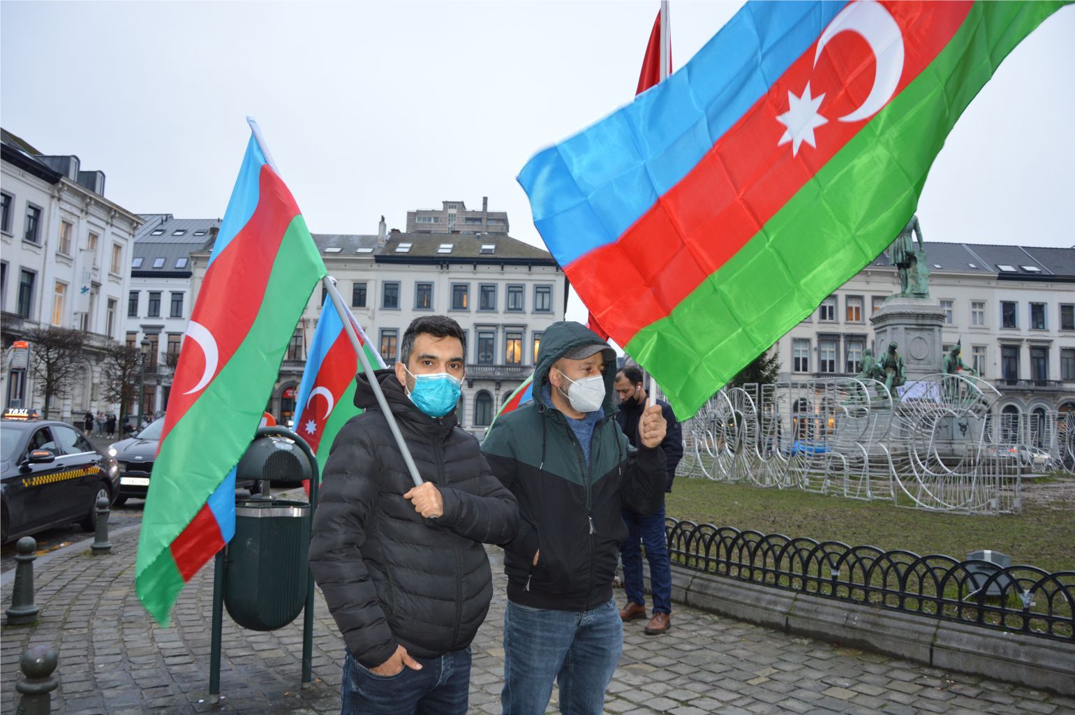 AVRUPALI AZERBAYCANLILAR CUMHURBAŞKANLARI ALİYEV'İ BAYRAKLARIYLA SELAMLADILAR...