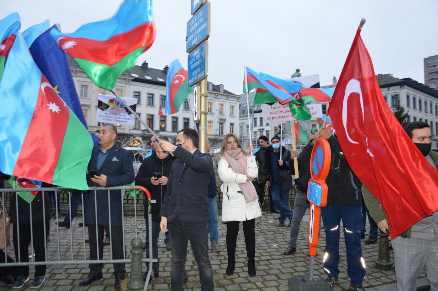 AVRUPALI AZERBAYCANLILAR CUMHURBAŞKANLARI ALİYEV'İ BAYRAKLARIYLA SELAMLADILAR...