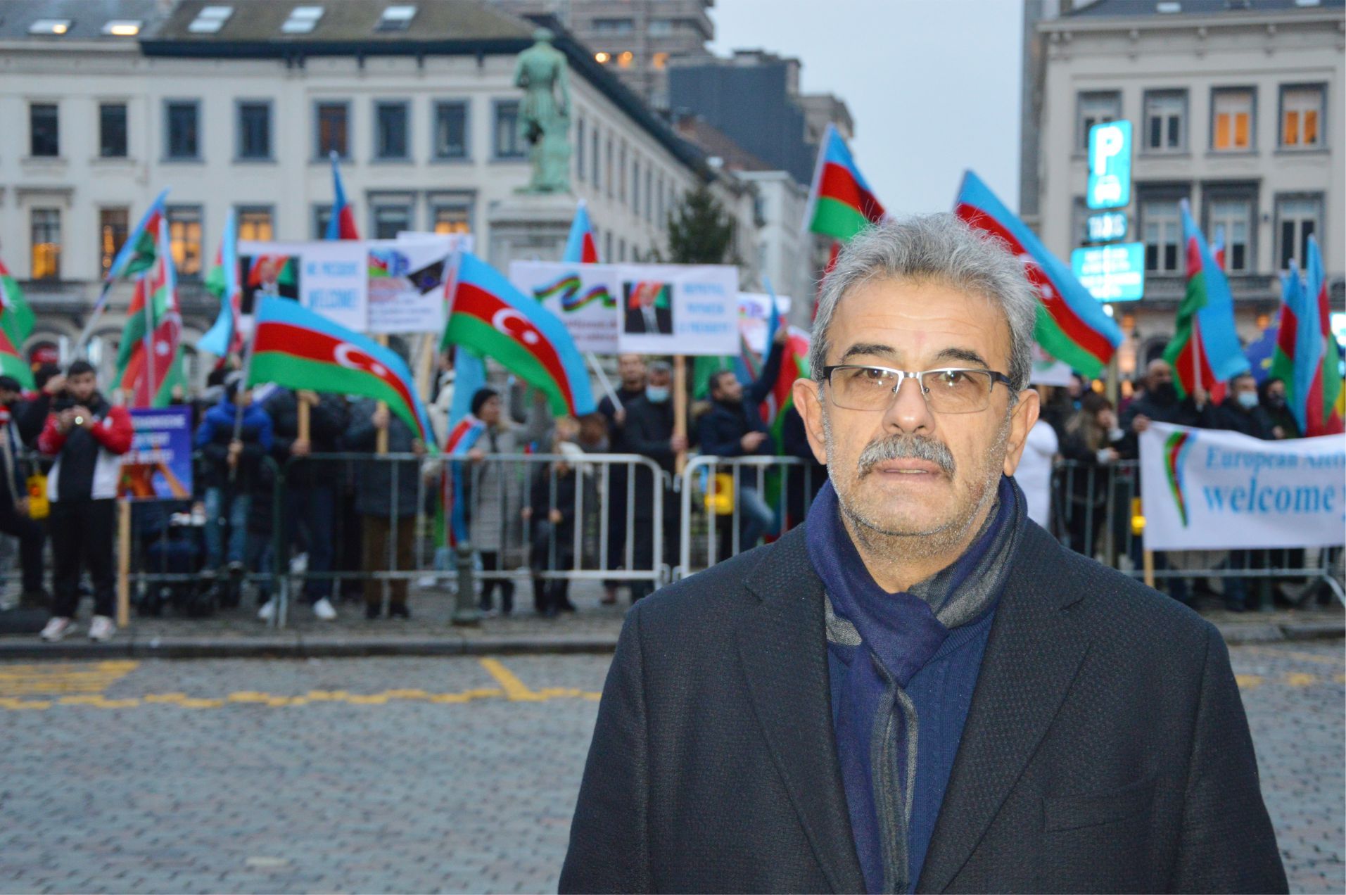 AVRUPALI AZERBAYCANLILAR CUMHURBAŞKANLARI ALİYEV'İ BAYRAKLARIYLA SELAMLADILAR...