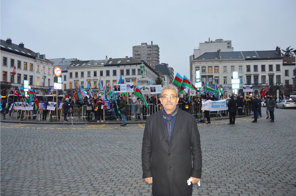 AVRUPALI AZERBAYCANLILAR CUMHURBAŞKANLARI ALİYEV'İ BAYRAKLARIYLA SELAMLADILAR...