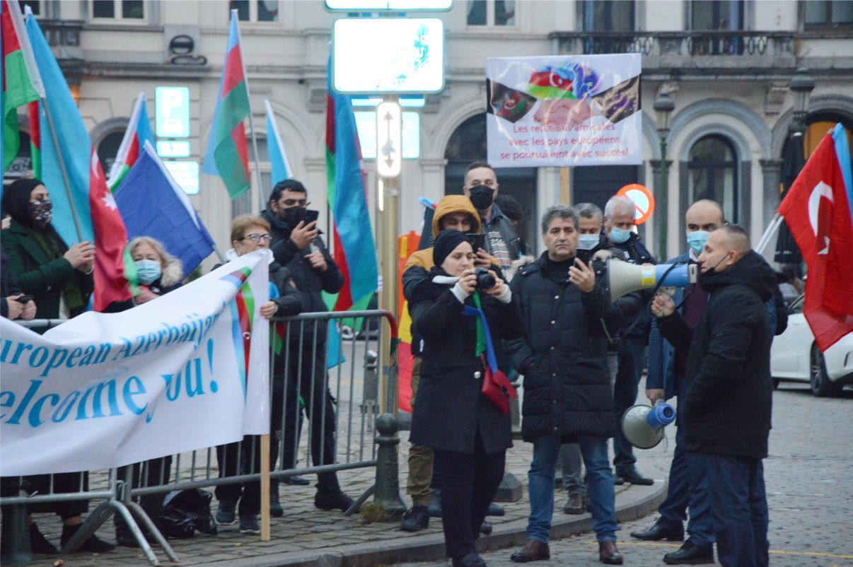 AVRUPALI AZERBAYCANLILAR CUMHURBAŞKANLARI ALİYEV'İ BAYRAKLARIYLA SELAMLADILAR...