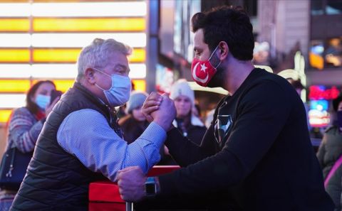 New York'ta Amerikalılara meydan okuyan Türk bilek güreşçisini kimse yenemedi 