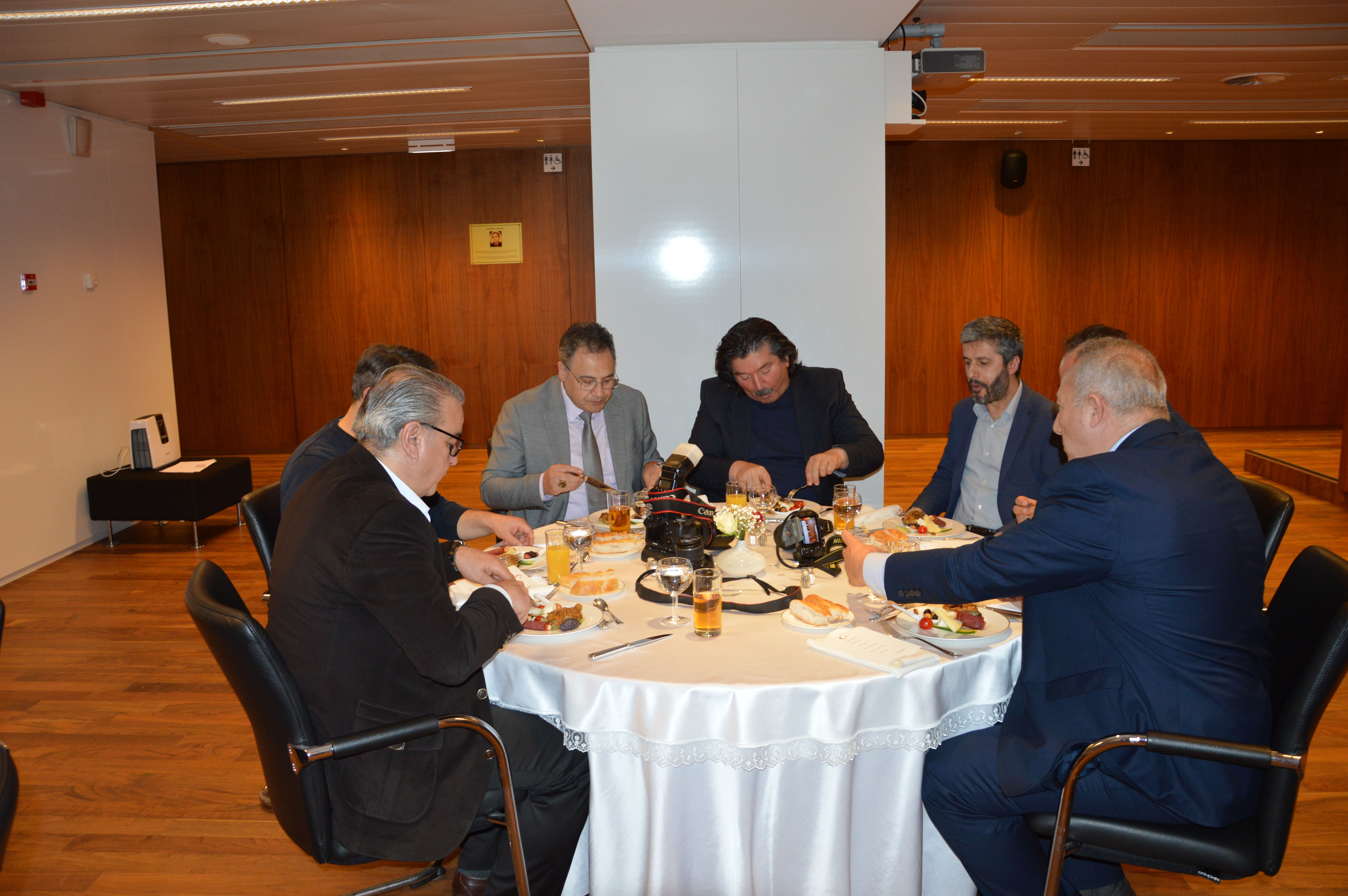 ~~BRÜKSEL BÜYÜKELÇİSİ DR. HASAN ULUSOY BASIN MENSUPLARINA İFTAR VERDİ