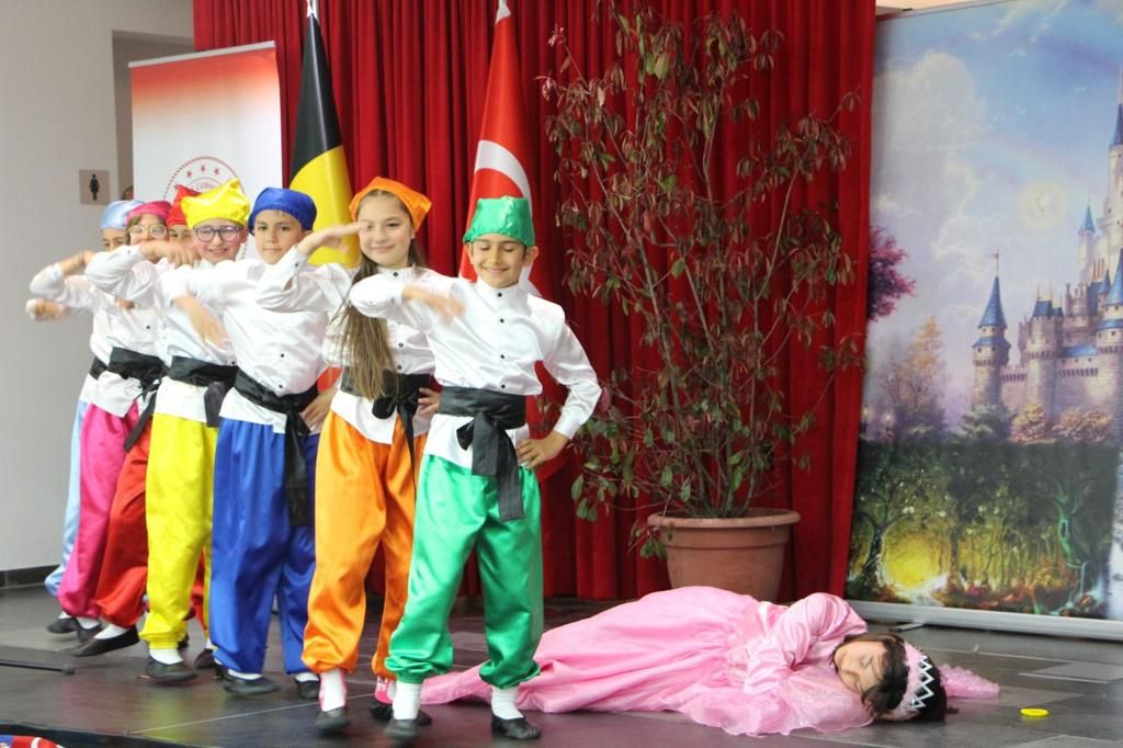 ~T.C. BRÜKSEL BÜYÜKELÇİLİĞİ HİMAYESİNDE GERÇEKLEŞTİRİLEN 23 NİSAN ULUSAL EGEMENLİK VE ÇOCUK BAYRAMI PROGRAMI