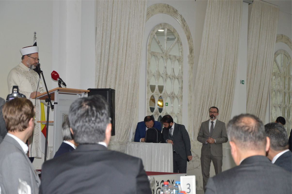 ~~Diyanet İşleri Başkanı Erbaş, Brüksel'de iftar programına katıldı
