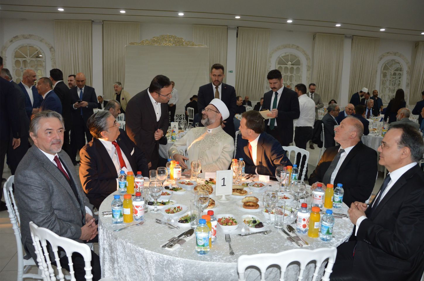 ~~Diyanet İşleri Başkanı Erbaş, Brüksel'de iftar programına katıldı