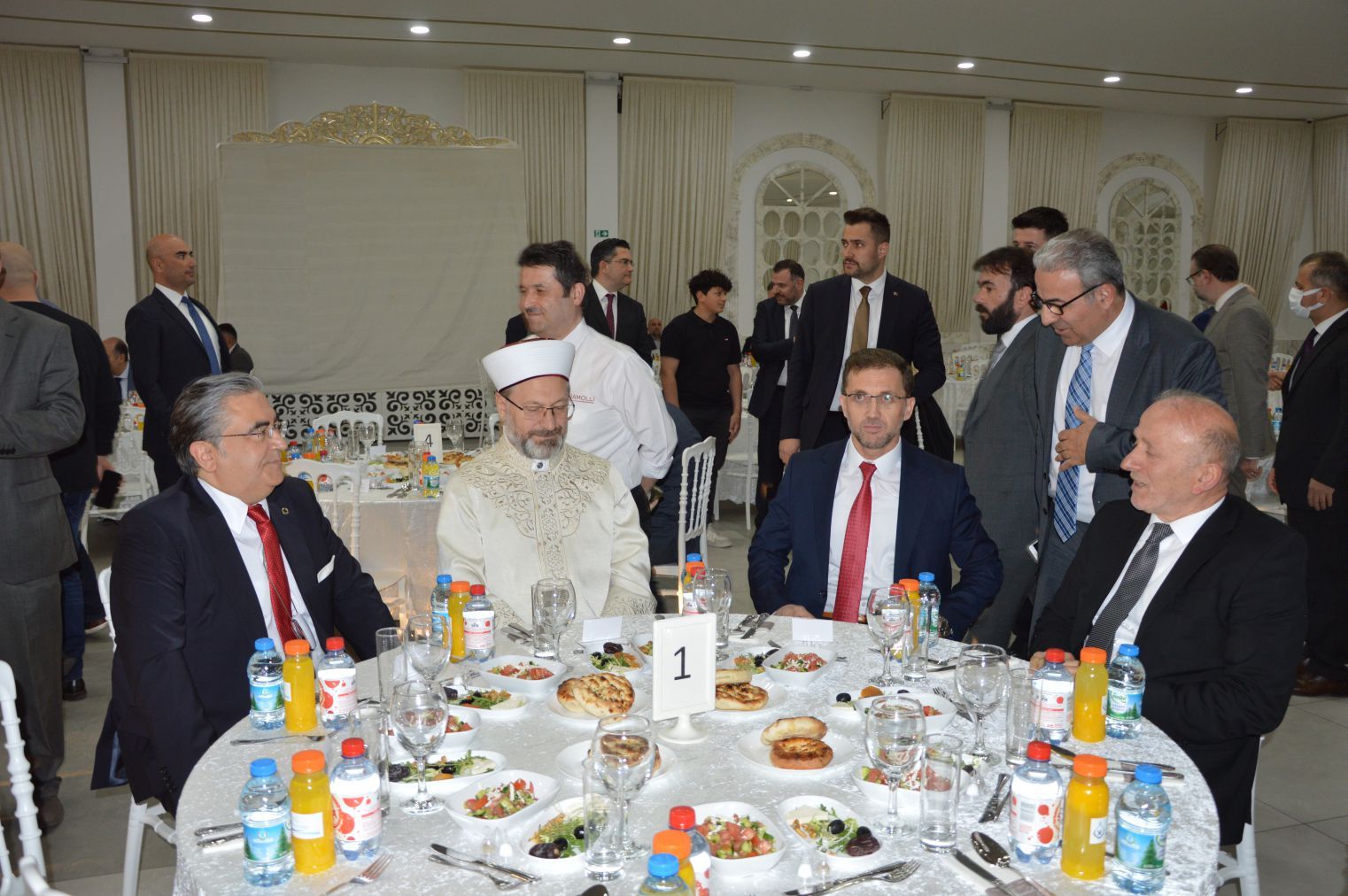 ~~Diyanet İşleri Başkanı Erbaş, Brüksel'de iftar programına katıldı