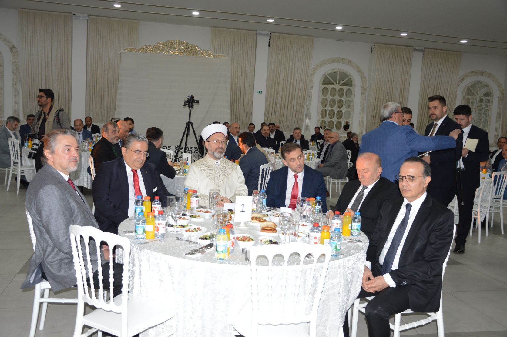 ~~Diyanet İşleri Başkanı Erbaş, Brüksel'de iftar programına katıldı