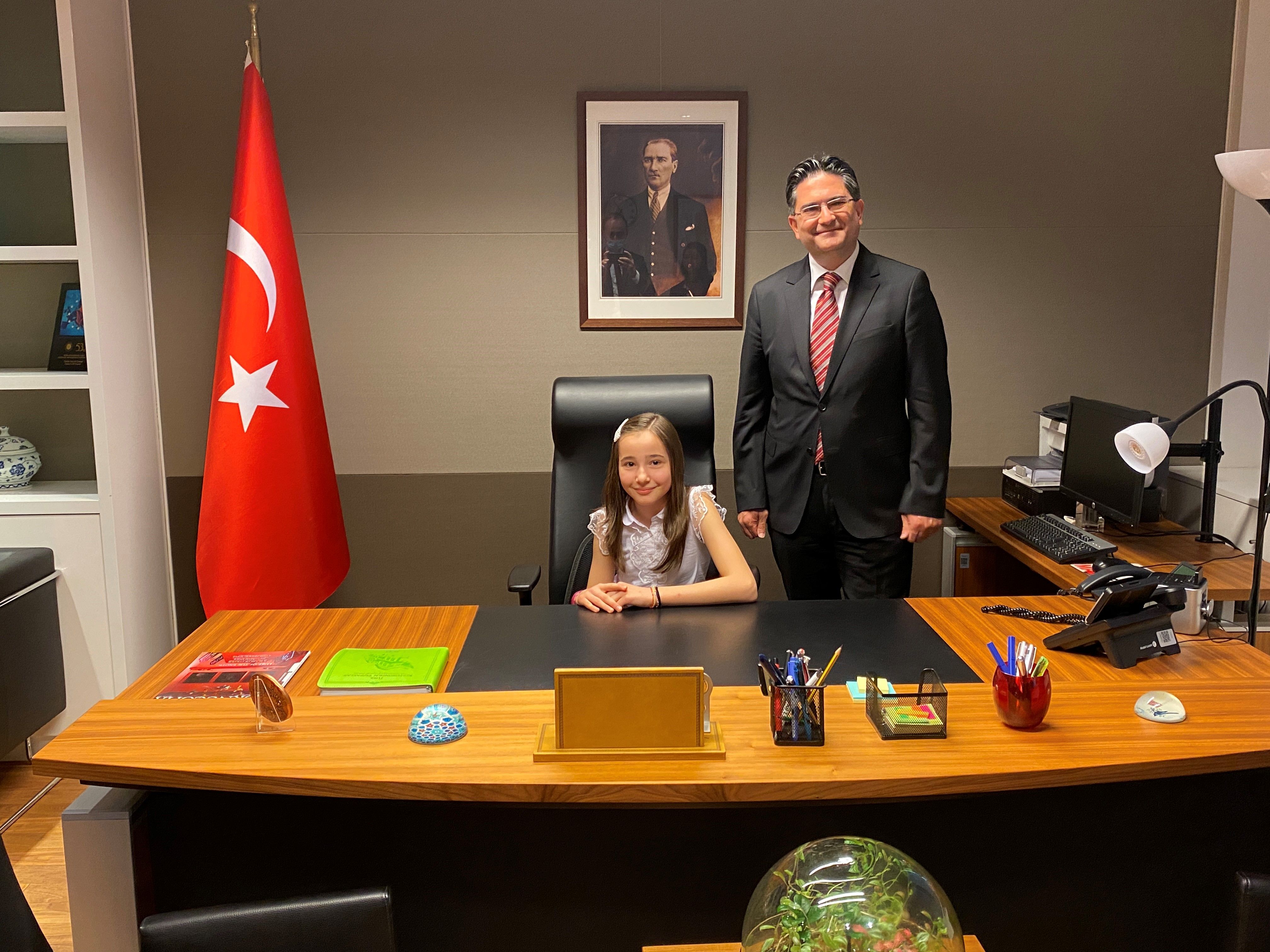 BRÜKSEL BAŞKONSOLOSU UMUT DENİZ MAKAMINI ÇOCUKLARA EMANET ETTİ