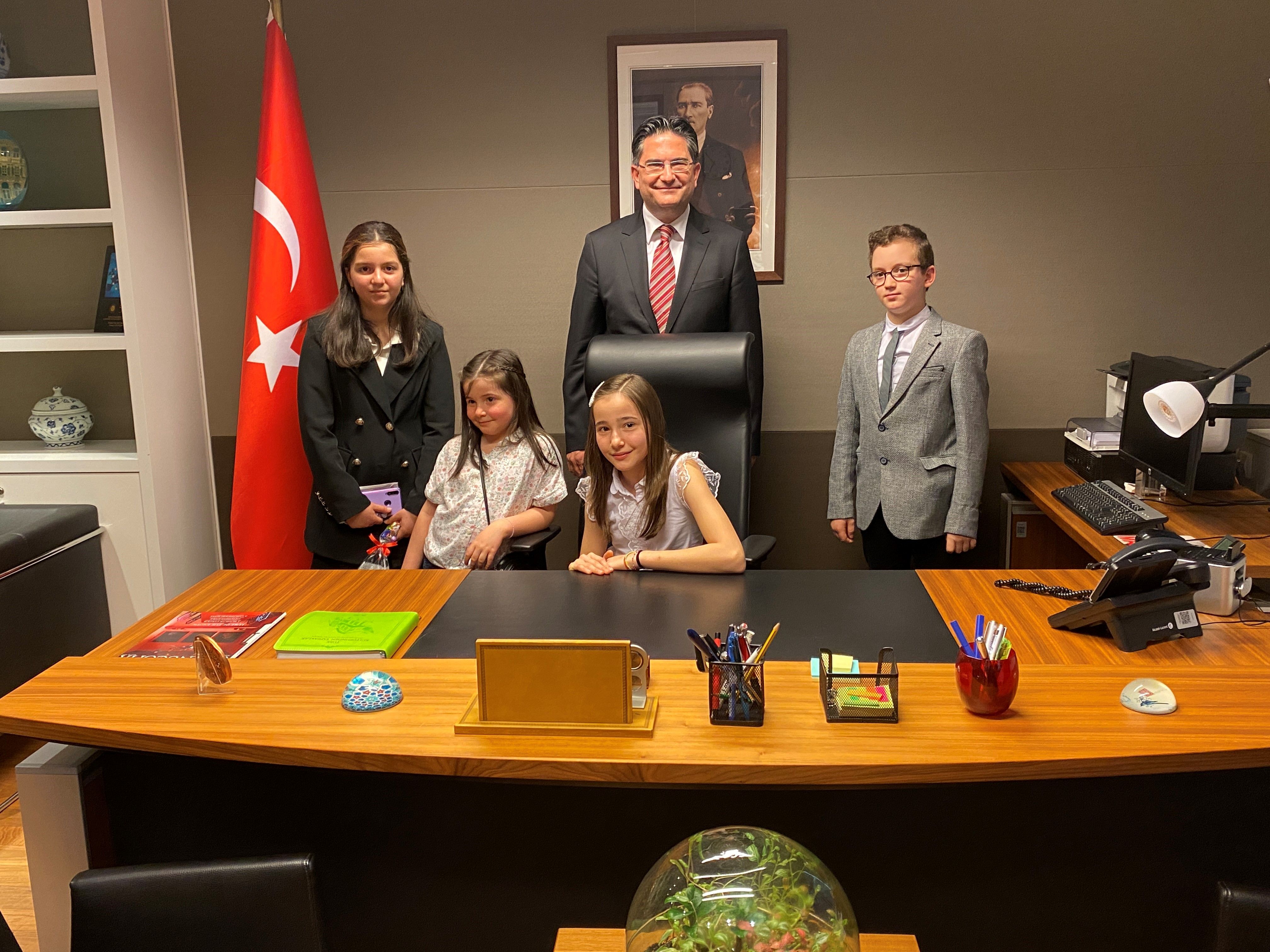 BRÜKSEL BAŞKONSOLOSU UMUT DENİZ MAKAMINI ÇOCUKLARA EMANET ETTİ