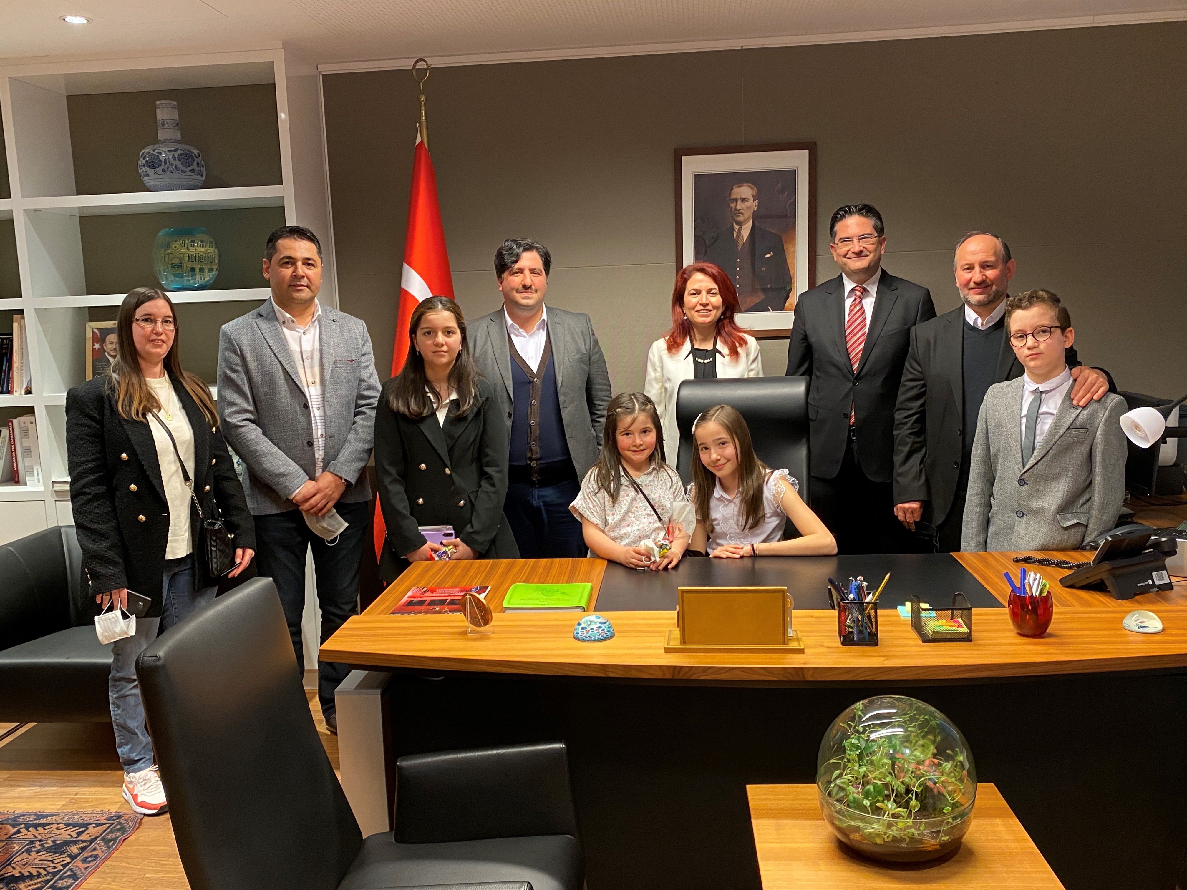 BRÜKSEL BAŞKONSOLOSU UMUT DENİZ MAKAMINI ÇOCUKLARA EMANET ETTİ