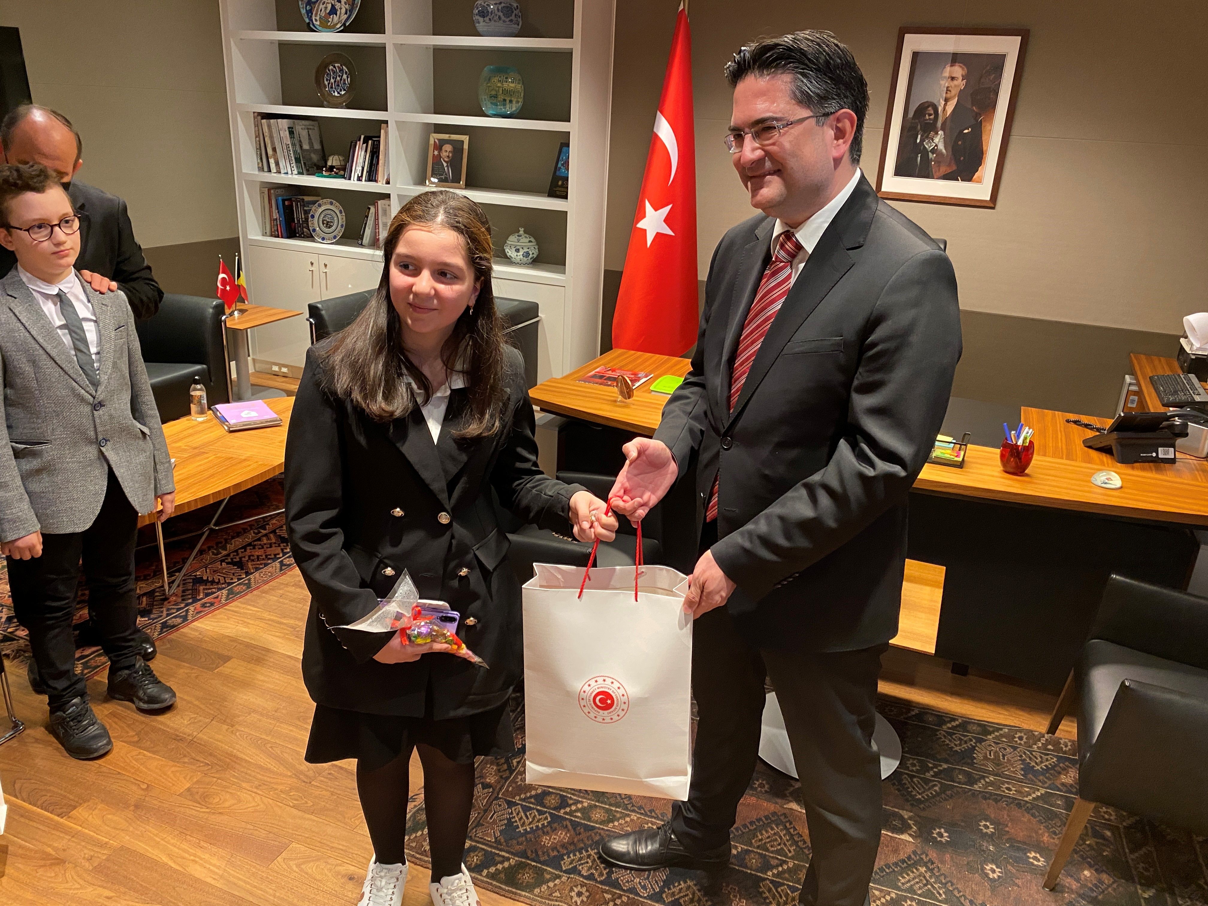 BRÜKSEL BAŞKONSOLOSU UMUT DENİZ MAKAMINI ÇOCUKLARA EMANET ETTİ