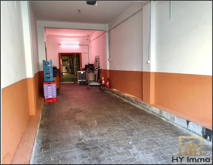 ~ANDERLECHT - ENTREPÔT SUR 2 NIVEAUX POUR UNE SUPERFICIE TOTALE DE 220m² - PAS DE CHARGE.