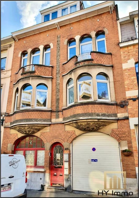 ~ANDERLECHT - ENTREPÔT SUR 2 NIVEAUX POUR UNE SUPERFICIE TOTALE DE 220m² - PAS DE CHARGE.