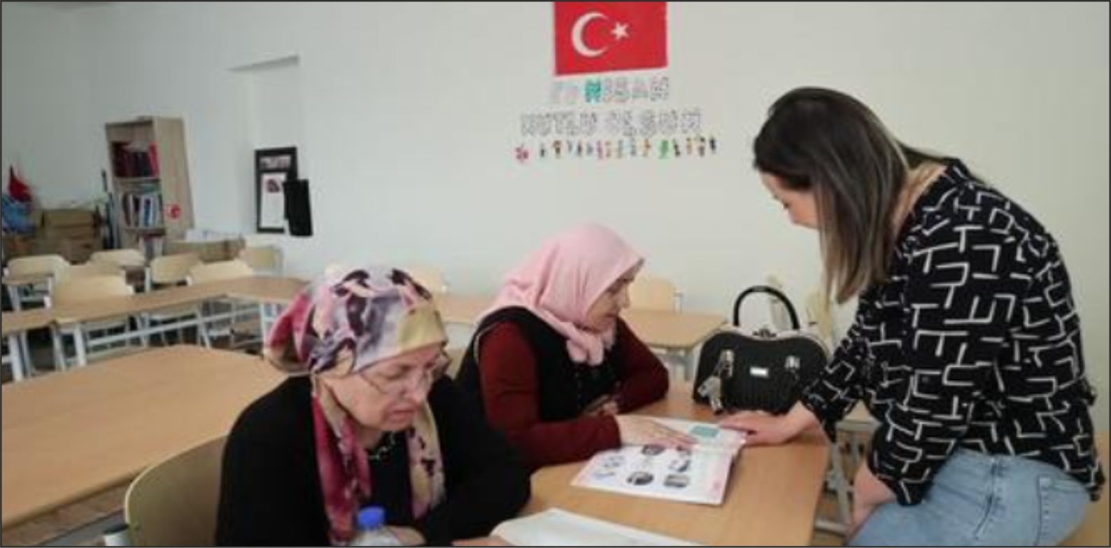  60 yaş ve üzeri gurbetçi kadınlar Belçika'da okuma yazma öğreniyor
