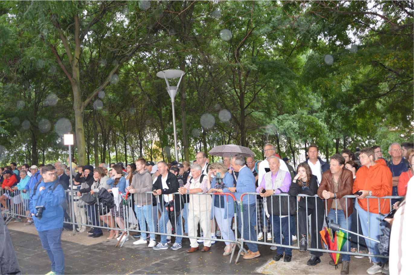 ~~BELÇİKA KRALİYET AİLESİ BELÇİKA ULUSAL BAYRAMINDA HALKLA BULUŞTU