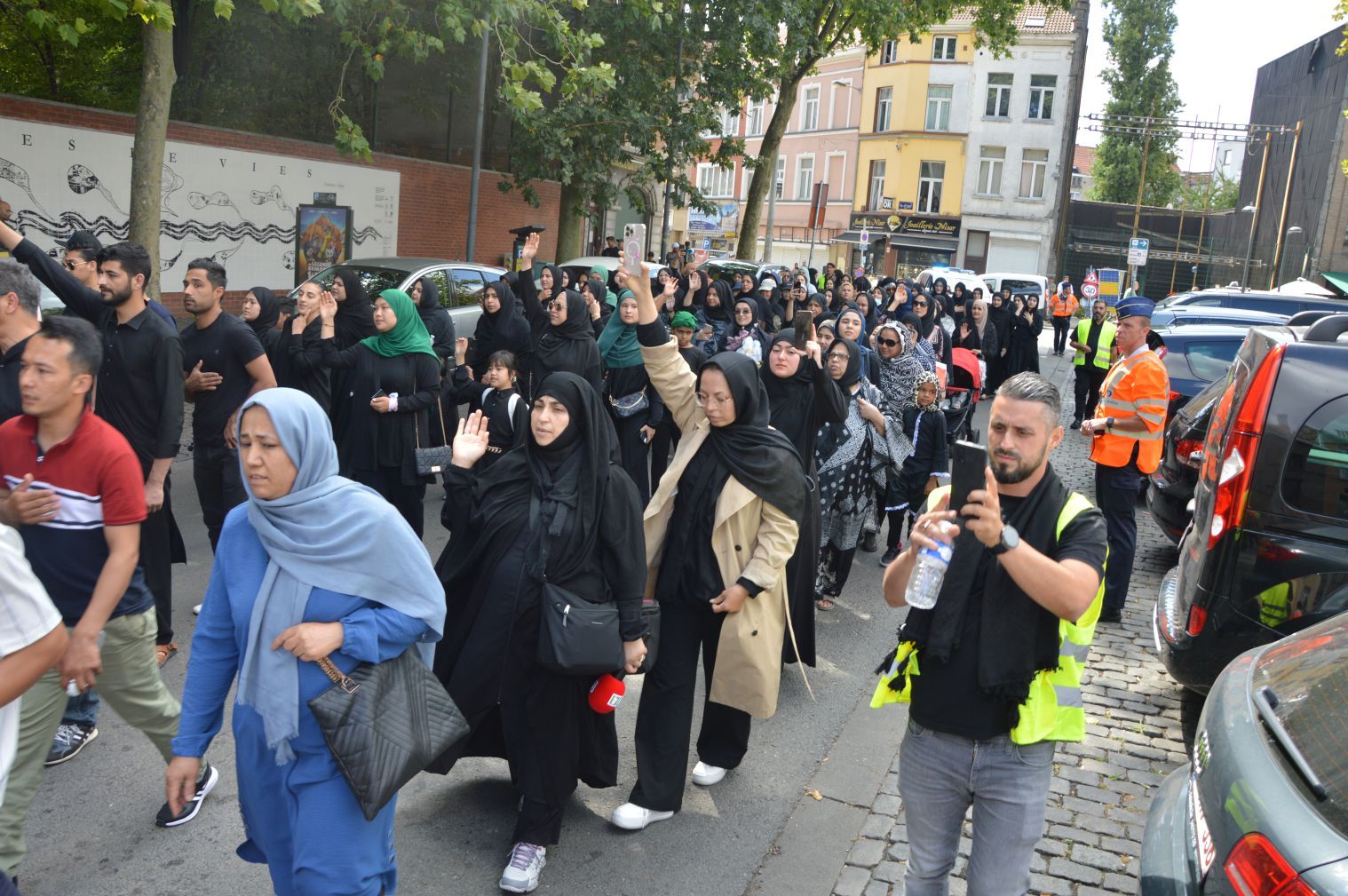 ~~AVRUPA’NIN BAŞKENTİ BRÜKSEL’DEKİ AŞURA YÜRÜYÜŞÜNDE BRÜKSEL SEMALARINDA ‘LEBBEYK YA HÜSEYİN!...’ NİDALARI YANKILANDI