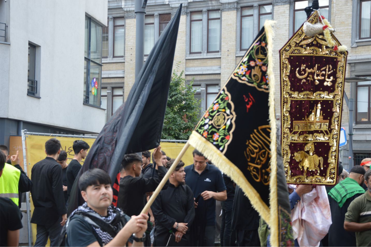 ~~AVRUPA’NIN BAŞKENTİ BRÜKSEL’DEKİ AŞURA YÜRÜYÜŞÜNDE BRÜKSEL SEMALARINDA ‘LEBBEYK YA HÜSEYİN!...’ NİDALARI YANKILANDI