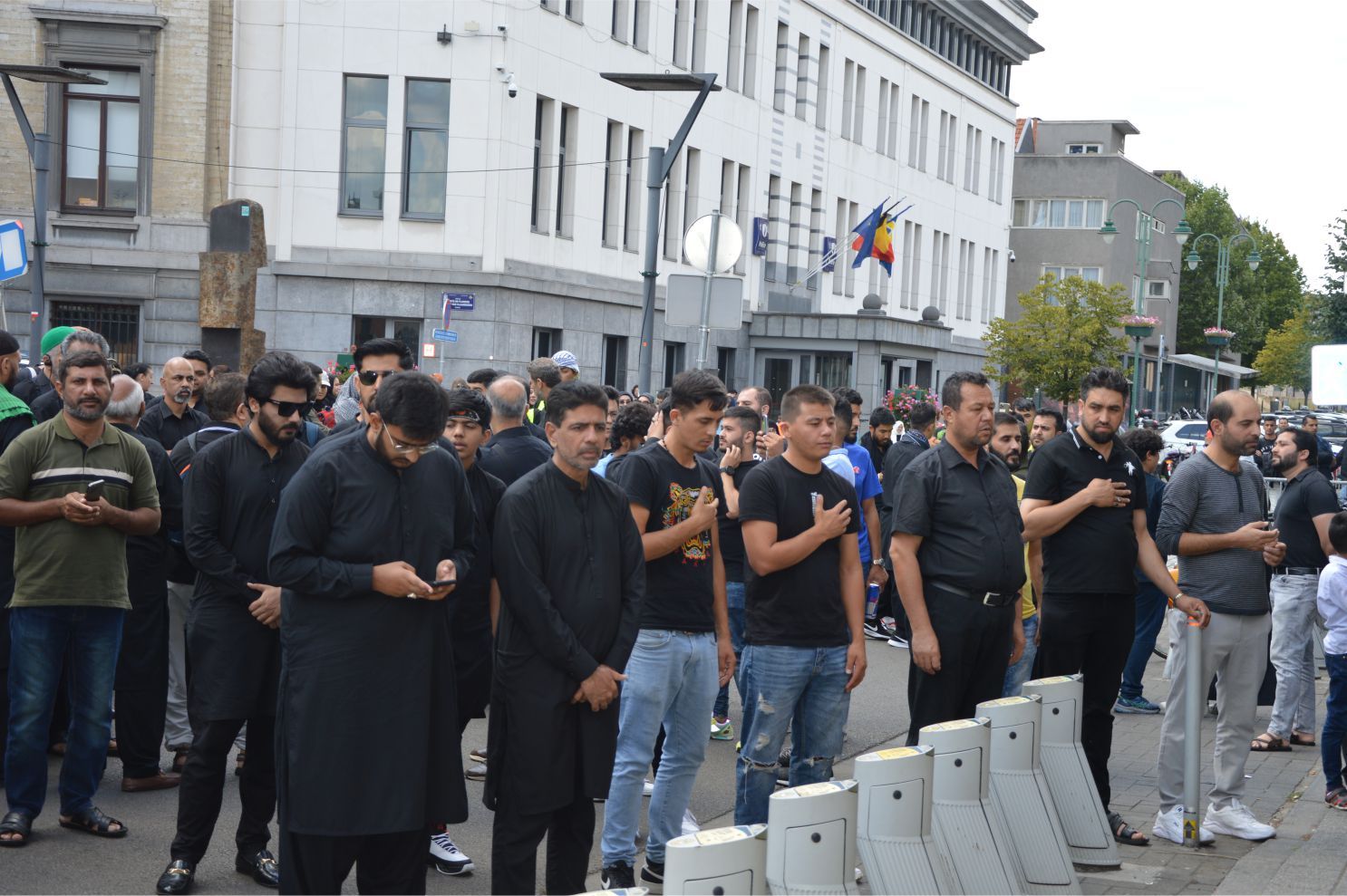 ~~AVRUPA’NIN BAŞKENTİ BRÜKSEL’DEKİ AŞURA YÜRÜYÜŞÜNDE BRÜKSEL SEMALARINDA ‘LEBBEYK YA HÜSEYİN!...’ NİDALARI YANKILANDI