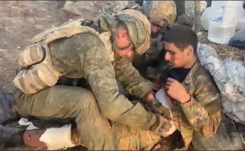 Görüntüler cepheden geldi! Azerbaycan askerleri Ermeni askerin yarasını böyle sardı! 'Korkma yaşayacaksın'
