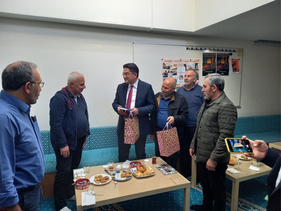 ~~BRÜKSEL BAŞKONSOLOSU UMUT DENİZ’DEN BRÜKSEL EHLİBEYT KÜLTÜR MERKEZİ YÖNETİMİNE İADEYİ ZİYARET