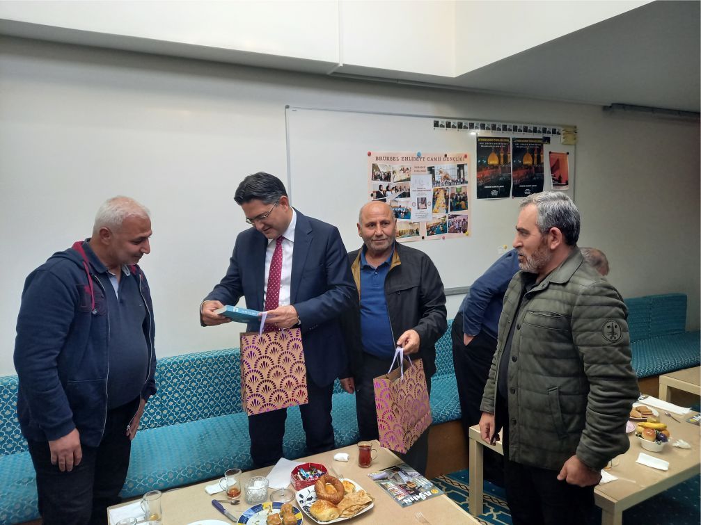 ~~BRÜKSEL BAŞKONSOLOSU UMUT DENİZ’DEN BRÜKSEL EHLİBEYT KÜLTÜR MERKEZİ YÖNETİMİNE İADEYİ ZİYARET
