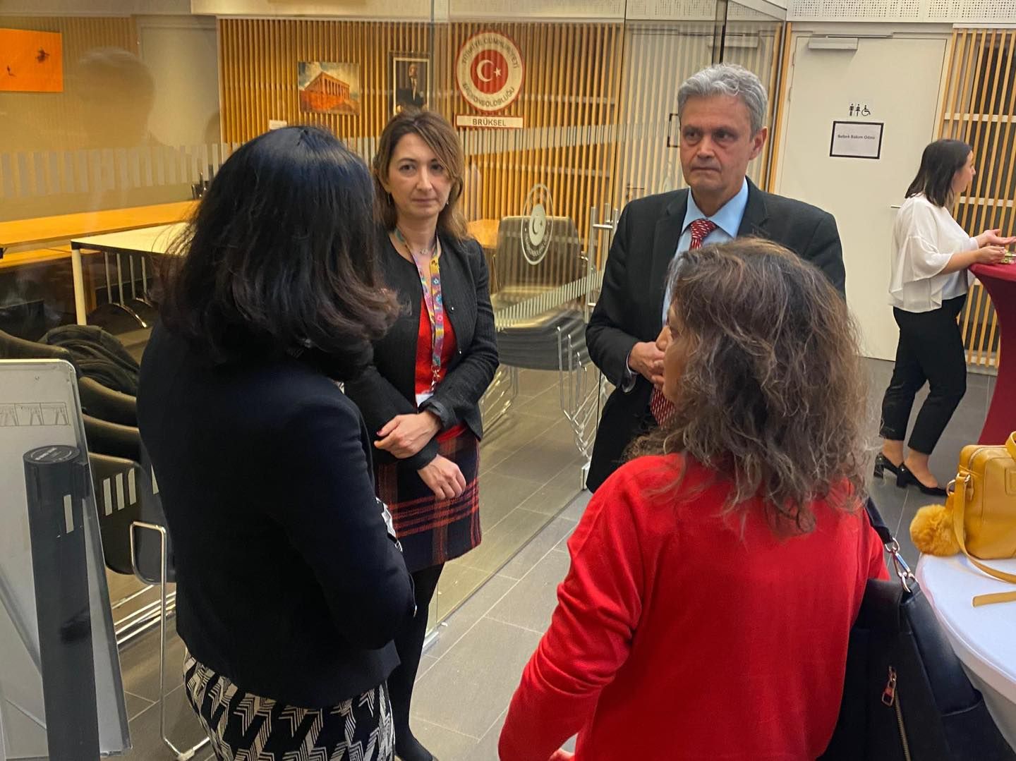 BRÜKSEL BAŞKONSOLOSU UMUT DENİZ TÜRK DİLİ VE KÜLTÜRÜ ÖĞRETMENLERİYLE BİRARAYA GELDİ