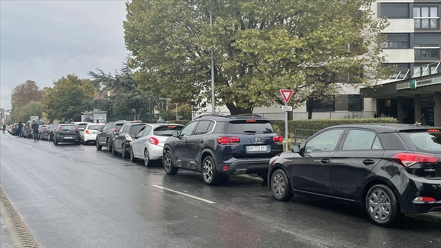 Fransızlar akaryakıt almak için Belçika'ya geliyor
