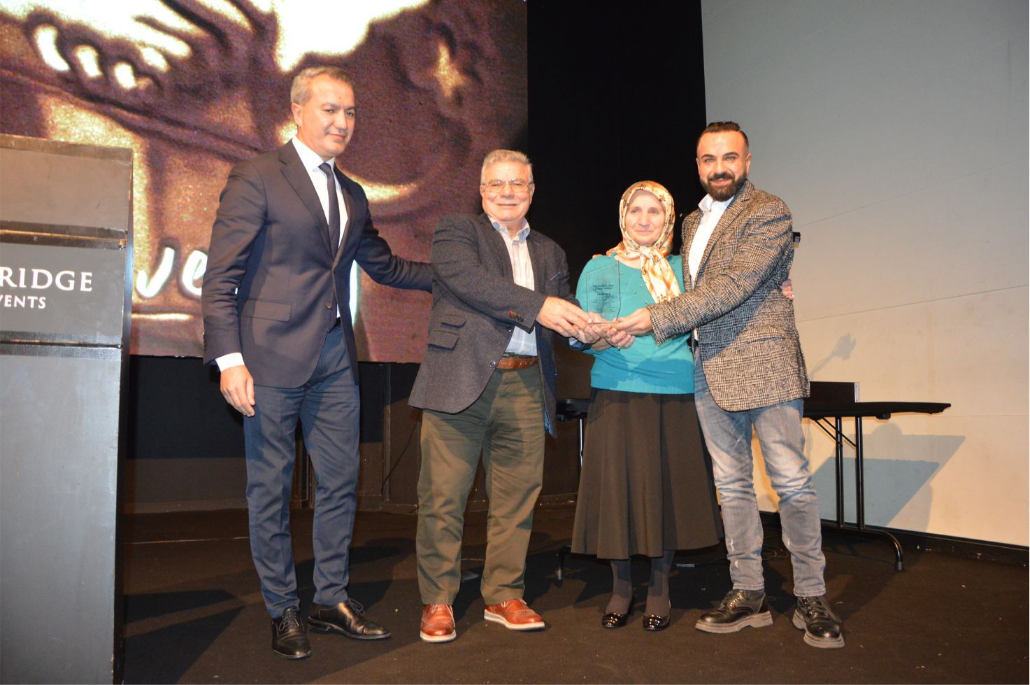 ~~‘BIZZ ASSOCIATIONS AWARDS’ BELÇİKA›DA BAŞARIYA İMZA ATANLARI PLAKETLERLE ÖDÜLLENDİRDİ