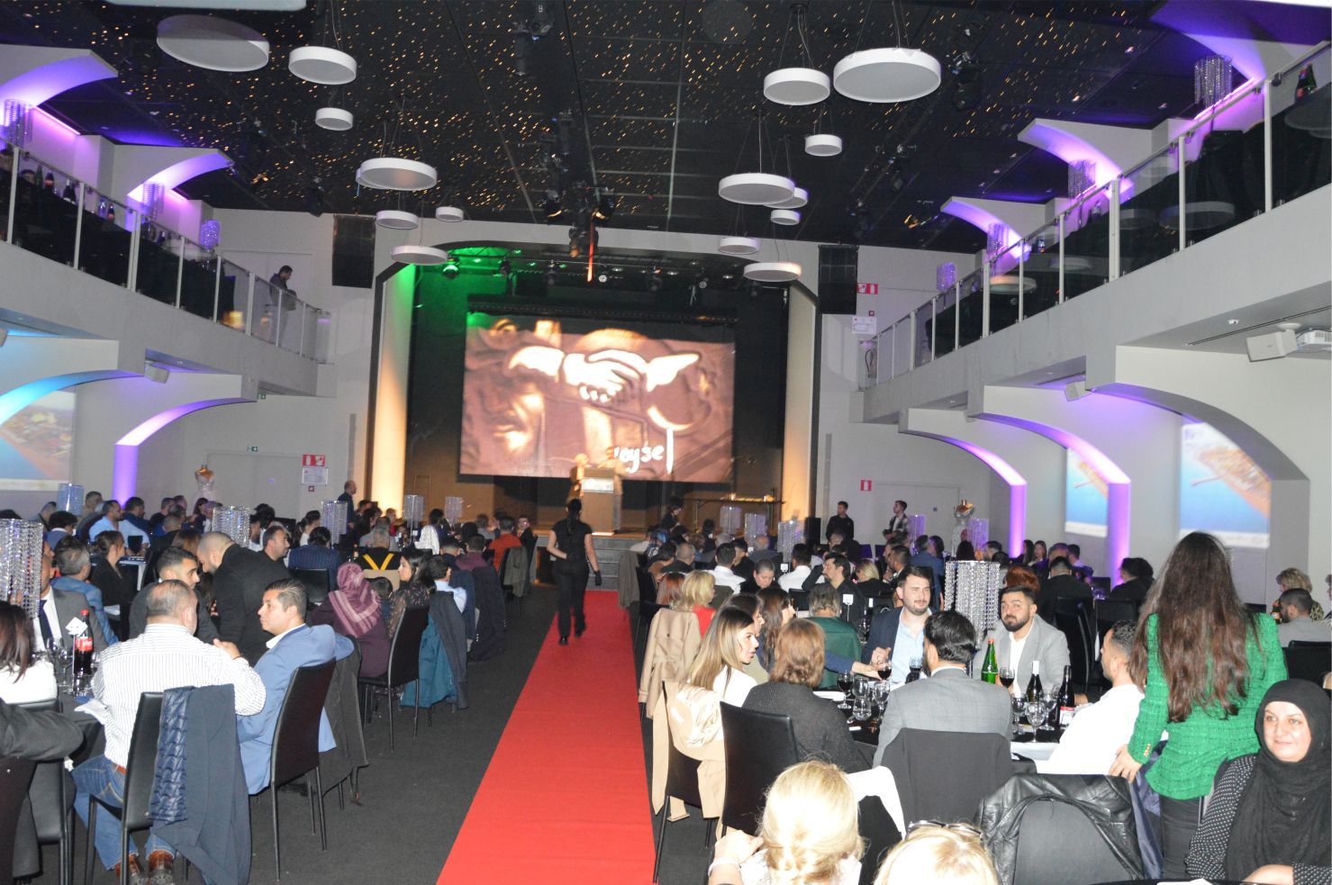 ~~‘BIZZ ASSOCIATIONS AWARDS’ BELÇİKA›DA BAŞARIYA İMZA ATANLARI PLAKETLERLE ÖDÜLLENDİRDİ
