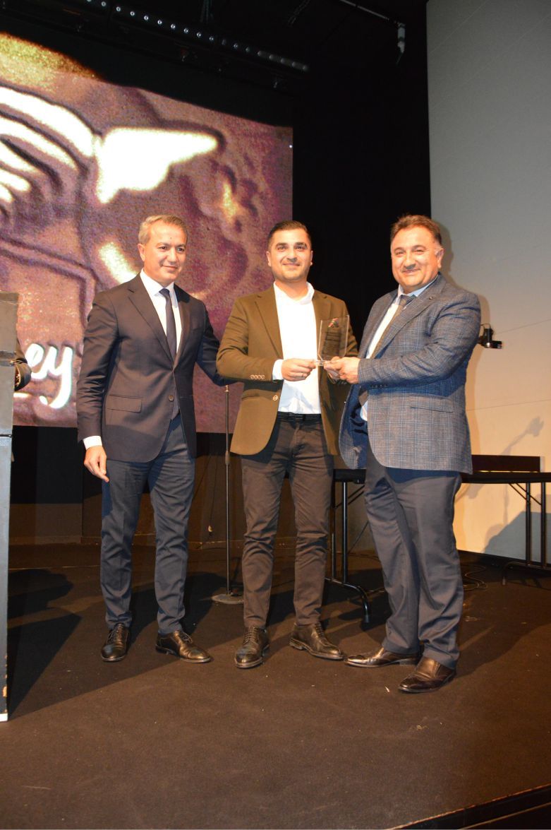 ~~‘BIZZ ASSOCIATIONS AWARDS’ BELÇİKA›DA BAŞARIYA İMZA ATANLARI PLAKETLERLE ÖDÜLLENDİRDİ