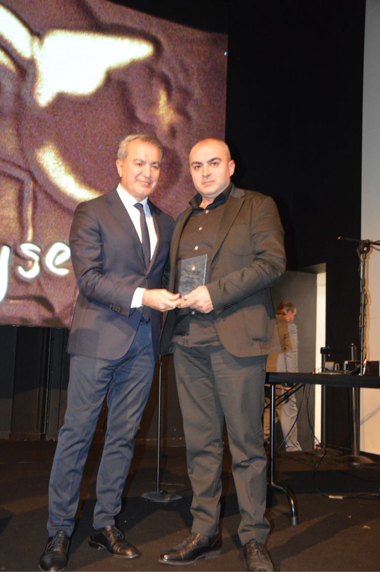 ~~‘BIZZ ASSOCIATIONS AWARDS’ BELÇİKA›DA BAŞARIYA İMZA ATANLARI PLAKETLERLE ÖDÜLLENDİRDİ