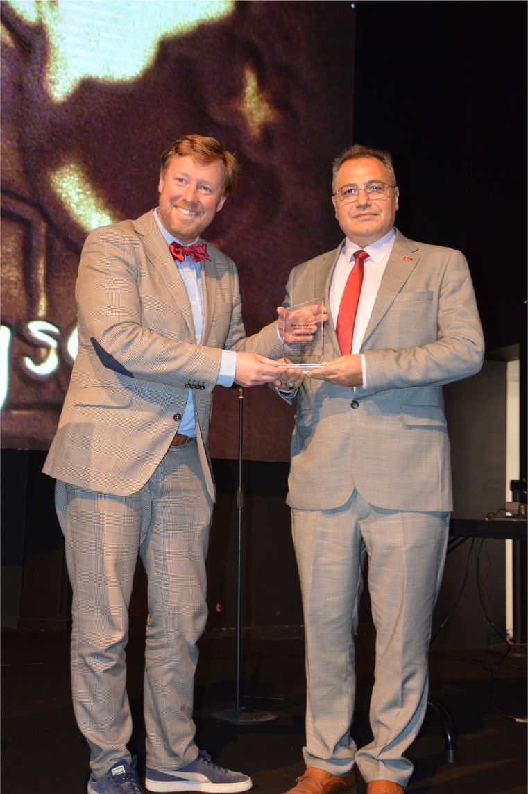 ~~‘BIZZ ASSOCIATIONS AWARDS’ BELÇİKA›DA BAŞARIYA İMZA ATANLARI PLAKETLERLE ÖDÜLLENDİRDİ