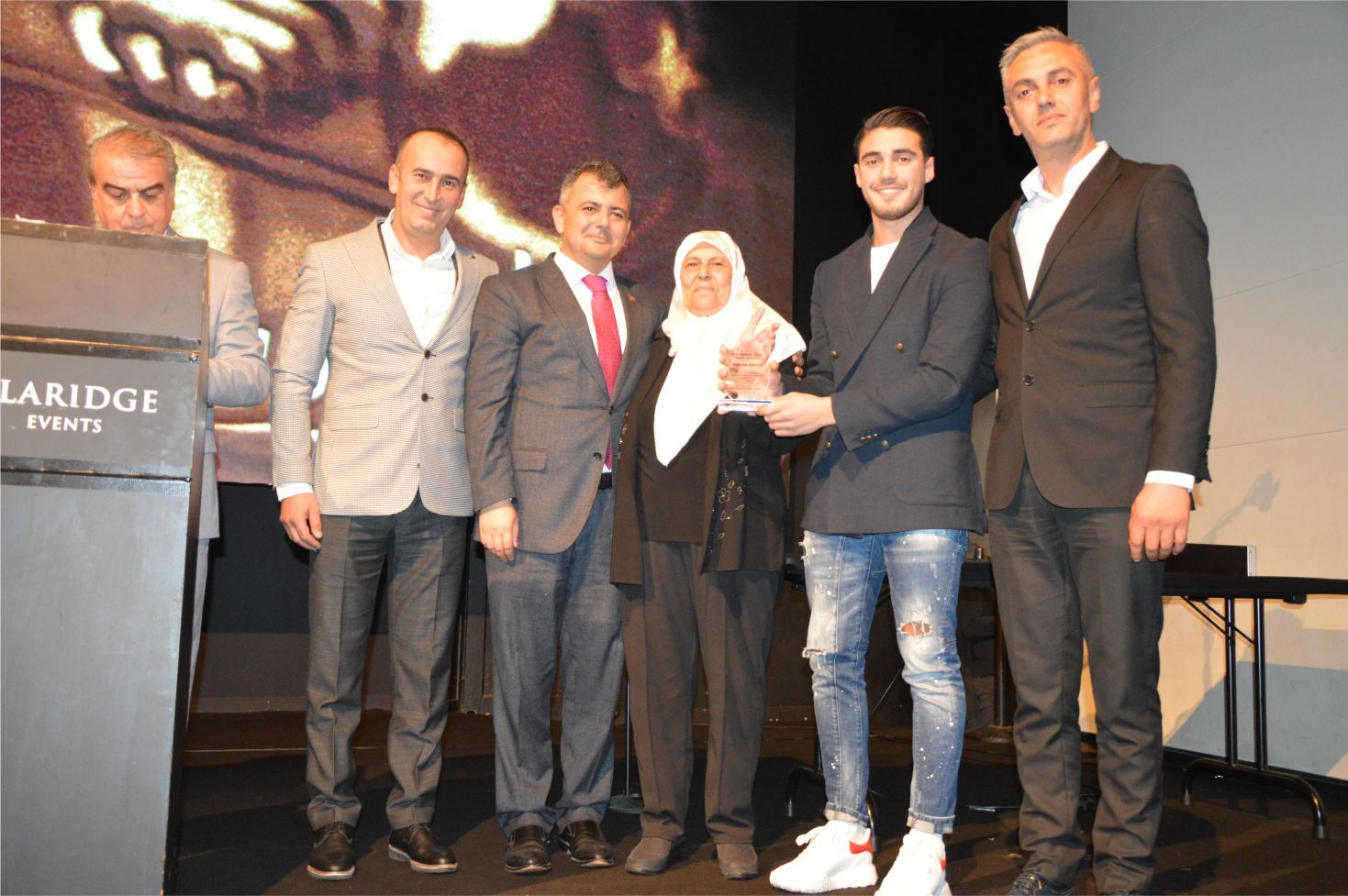 ~~‘BIZZ ASSOCIATIONS AWARDS’ BELÇİKA›DA BAŞARIYA İMZA ATANLARI PLAKETLERLE ÖDÜLLENDİRDİ