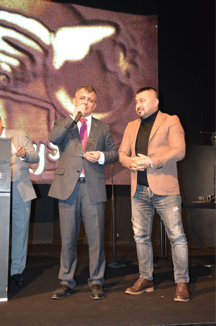 ~~‘BIZZ ASSOCIATIONS AWARDS’ BELÇİKA›DA BAŞARIYA İMZA ATANLARI PLAKETLERLE ÖDÜLLENDİRDİ