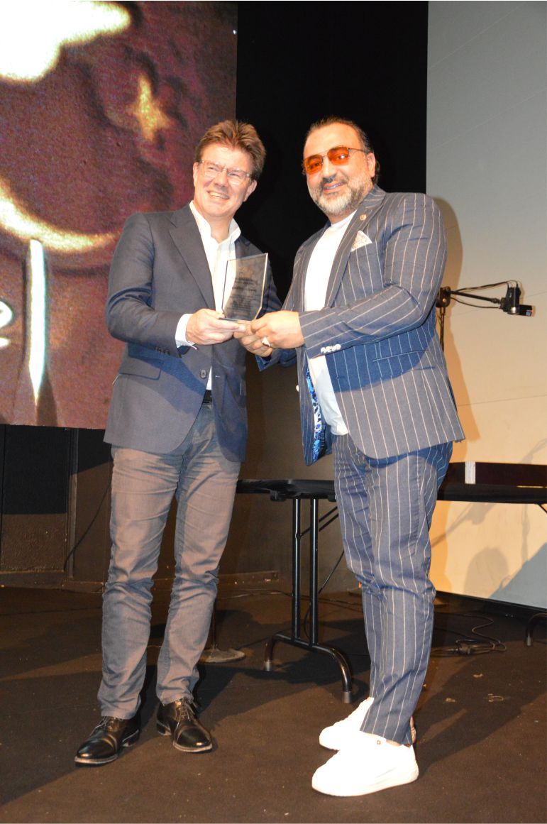 ~~‘BIZZ ASSOCIATIONS AWARDS’ BELÇİKA›DA BAŞARIYA İMZA ATANLARI PLAKETLERLE ÖDÜLLENDİRDİ