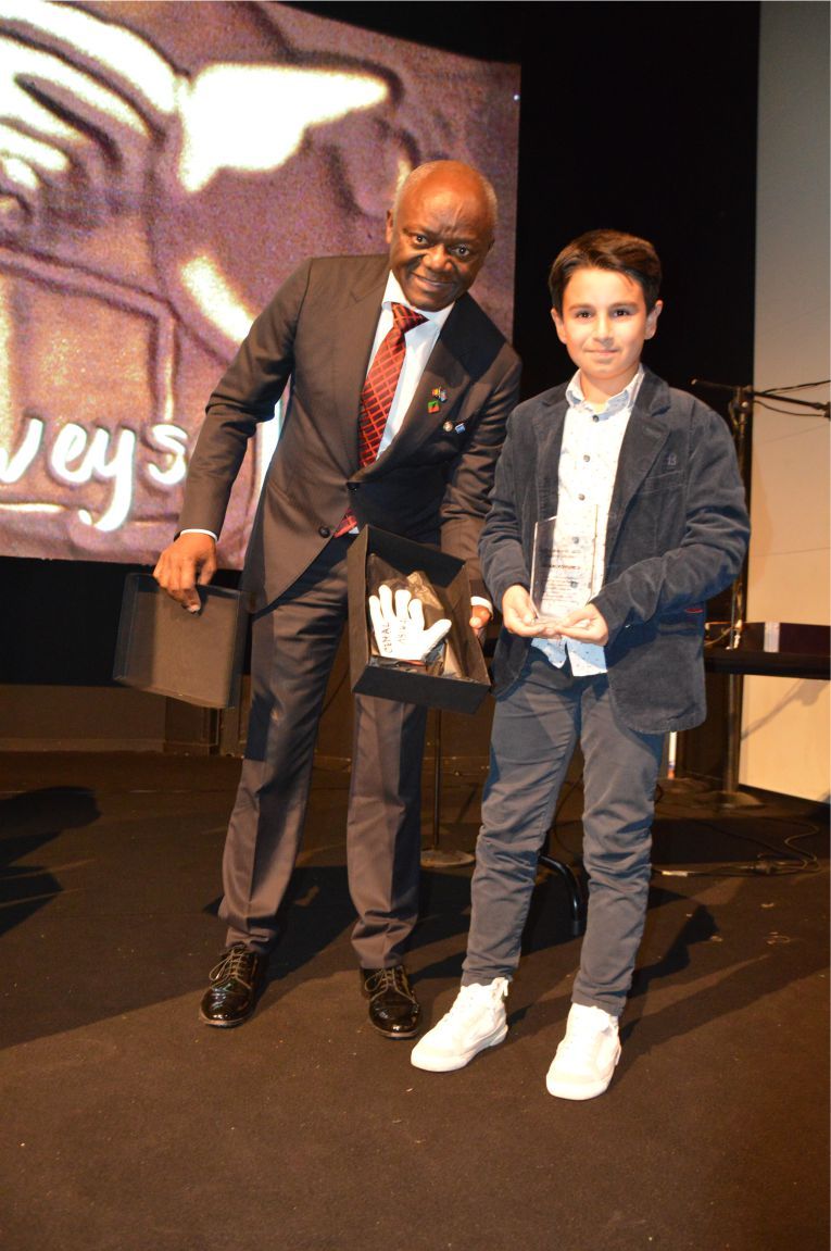 ~~‘BIZZ ASSOCIATIONS AWARDS’ BELÇİKA›DA BAŞARIYA İMZA ATANLARI PLAKETLERLE ÖDÜLLENDİRDİ