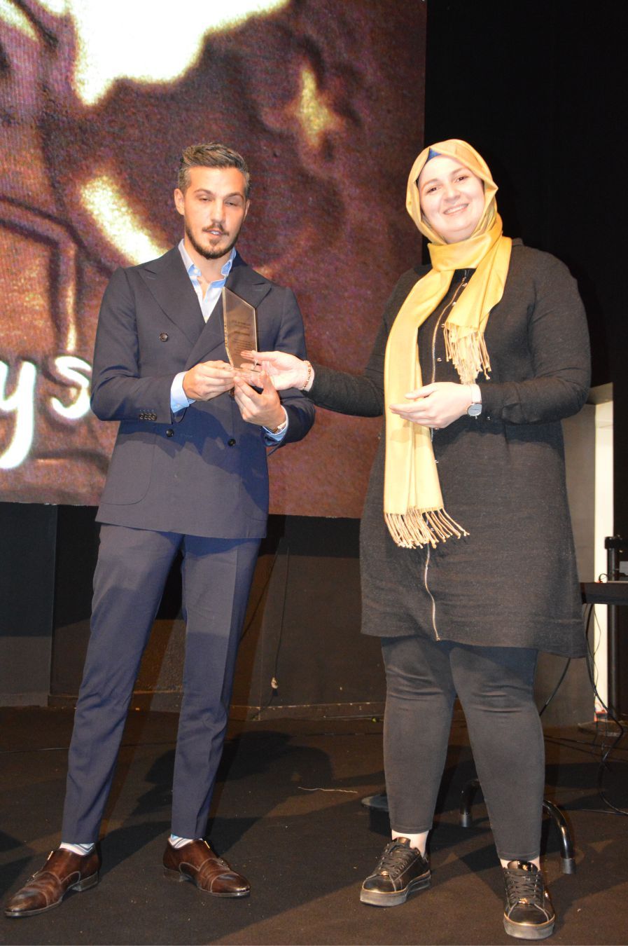 ~~‘BIZZ ASSOCIATIONS AWARDS’ BELÇİKA›DA BAŞARIYA İMZA ATANLARI PLAKETLERLE ÖDÜLLENDİRDİ