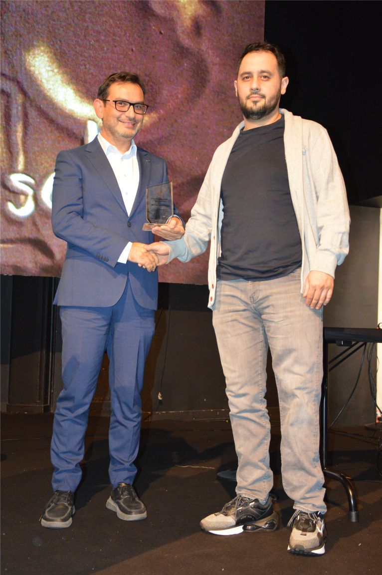 ~~‘BIZZ ASSOCIATIONS AWARDS’ BELÇİKA›DA BAŞARIYA İMZA ATANLARI PLAKETLERLE ÖDÜLLENDİRDİ