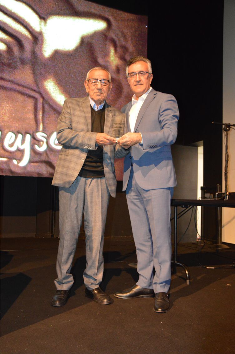 ~~‘BIZZ ASSOCIATIONS AWARDS’ BELÇİKA›DA BAŞARIYA İMZA ATANLARI PLAKETLERLE ÖDÜLLENDİRDİ
