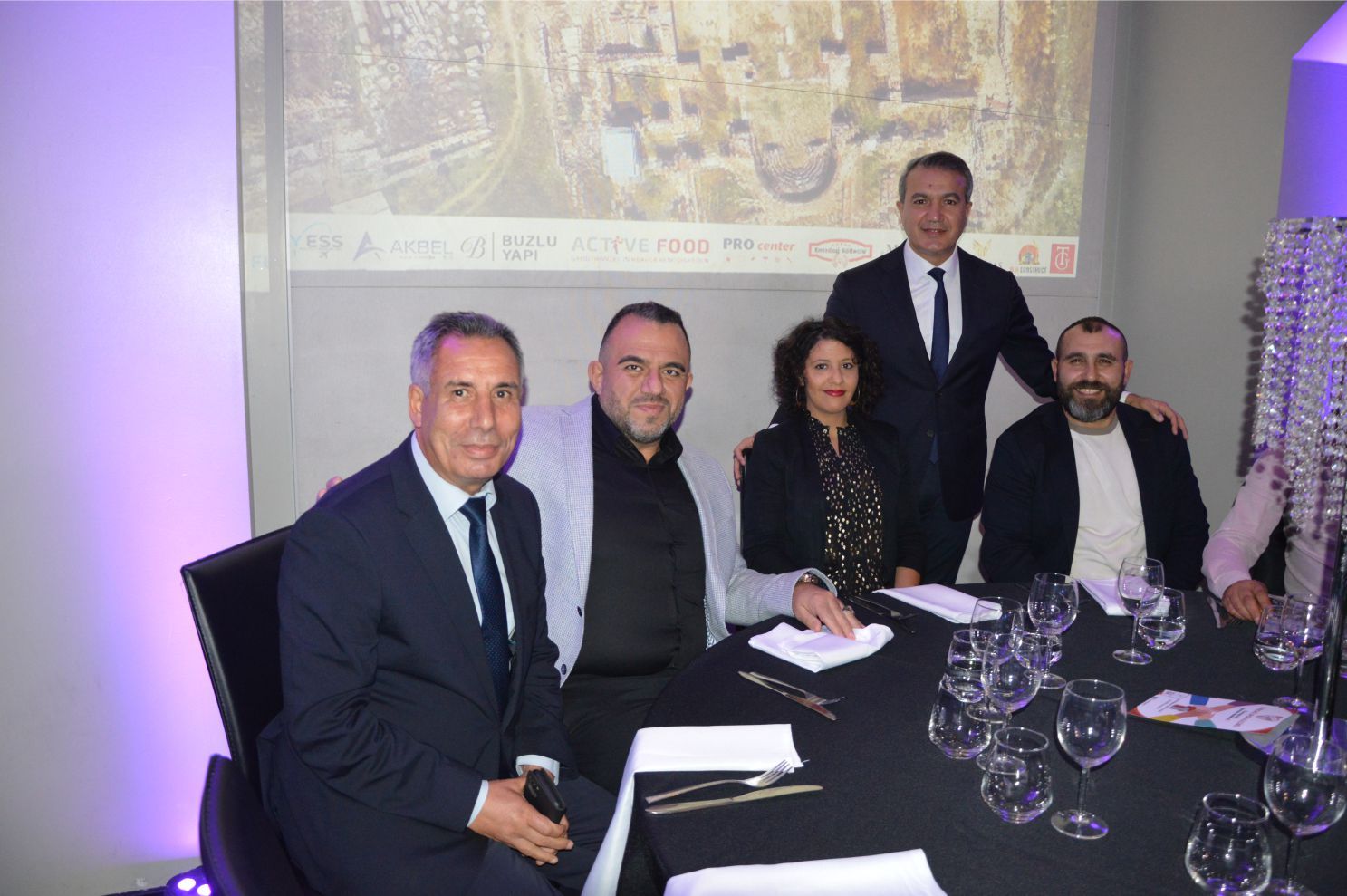~~‘BIZZ ASSOCIATIONS AWARDS’ BELÇİKA›DA BAŞARIYA İMZA ATANLARI PLAKETLERLE ÖDÜLLENDİRDİ