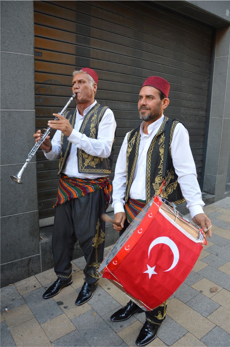 ~~‘BIZZ ASSOCIATIONS AWARDS’ BELÇİKA›DA BAŞARIYA İMZA ATANLARI PLAKETLERLE ÖDÜLLENDİRDİ