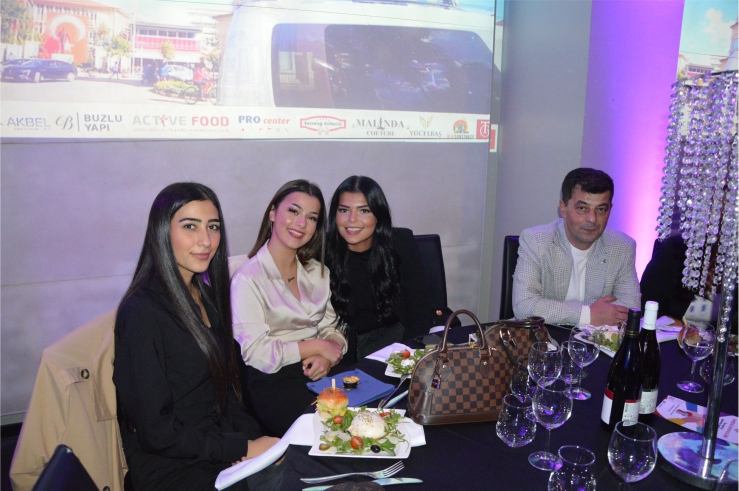 ~~‘BIZZ ASSOCIATIONS AWARDS’ BELÇİKA›DA BAŞARIYA İMZA ATANLARI PLAKETLERLE ÖDÜLLENDİRDİ