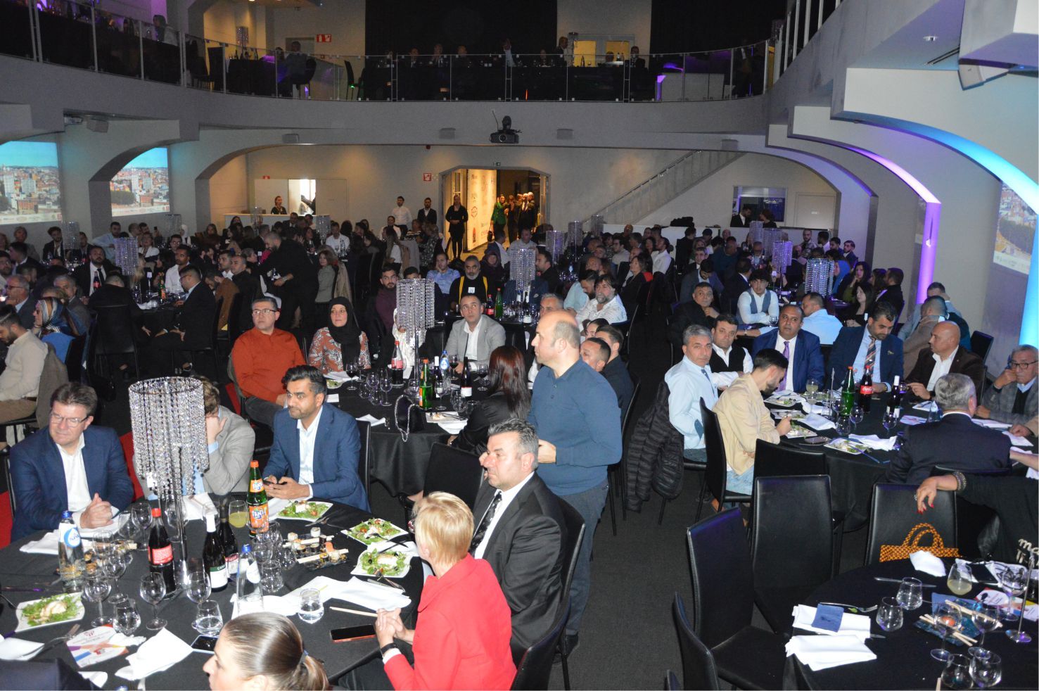 ~~‘BIZZ ASSOCIATIONS AWARDS’ BELÇİKA›DA BAŞARIYA İMZA ATANLARI PLAKETLERLE ÖDÜLLENDİRDİ