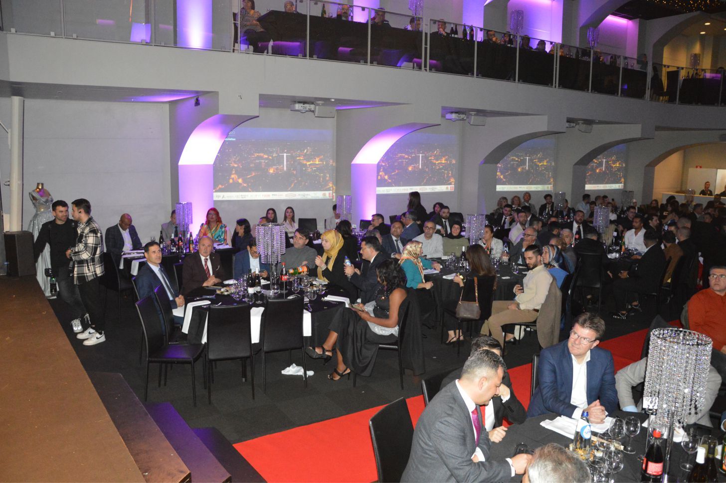 ~~‘BIZZ ASSOCIATIONS AWARDS’ BELÇİKA›DA BAŞARIYA İMZA ATANLARI PLAKETLERLE ÖDÜLLENDİRDİ