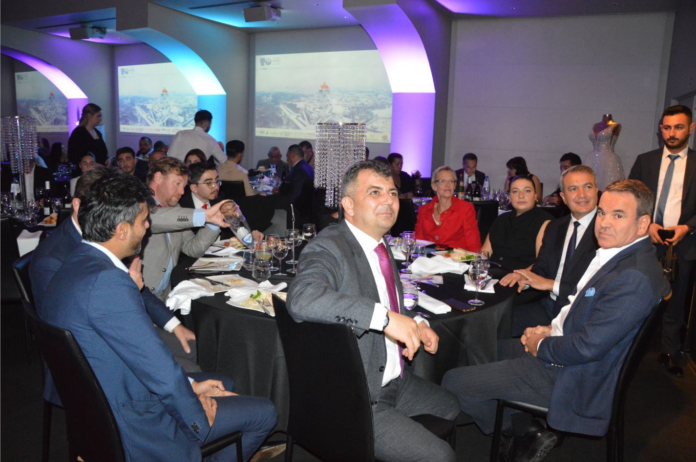 ~~‘BIZZ ASSOCIATIONS AWARDS’ BELÇİKA›DA BAŞARIYA İMZA ATANLARI PLAKETLERLE ÖDÜLLENDİRDİ