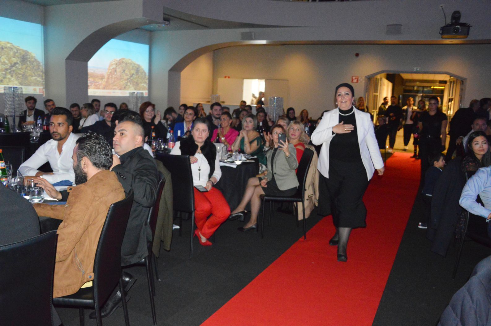 ~~‘BIZZ ASSOCIATIONS AWARDS’ BELÇİKA›DA BAŞARIYA İMZA ATANLARI PLAKETLERLE ÖDÜLLENDİRDİ